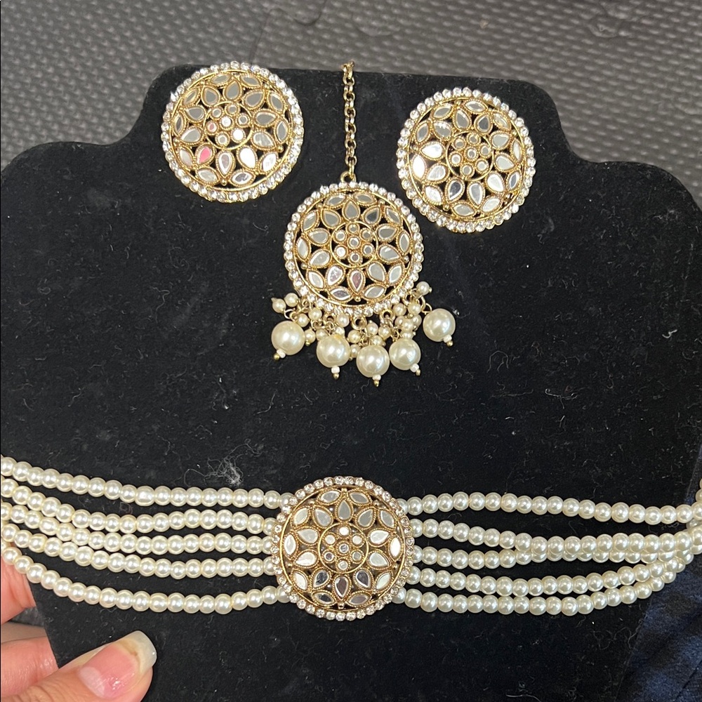 Elegant Gold and Pearl Jewelry Set